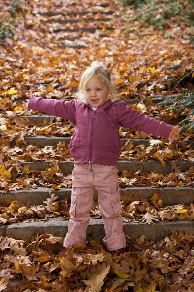 Ребенок с листьями — стоковое фото