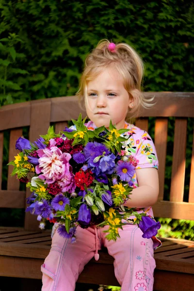 Dziecko z bukietem kwiatów. prezent dla matki — Zdjęcie stockowe