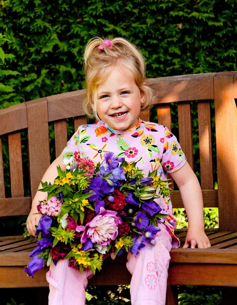 Дитина з букетом квітів. подарунок мамі — стокове фото