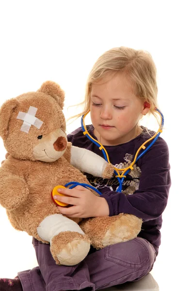 Criança com estetoscópio como médica. exames pediátricos — Fotografia de Stock