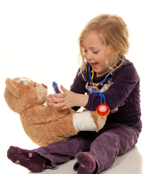 Barn med stetoskop som läkare. barnläkare undersökningen — Stockfoto