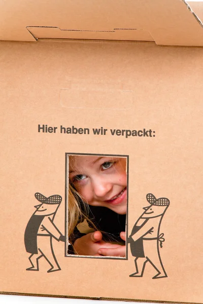 Дитина в коробці для пересування. якщо перехід до коробки . — стокове фото