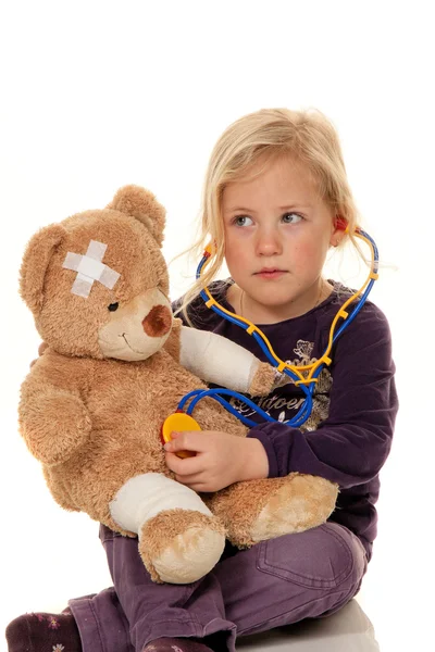 Criança com estetoscópio como médica. exames pediátricos — Fotografia de Stock