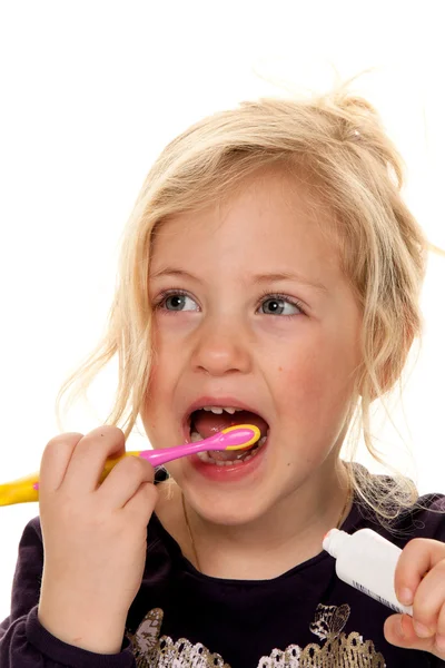 Bambino durante lo spazzolamento dei denti. spazzolino e dentifricio — Foto Stock