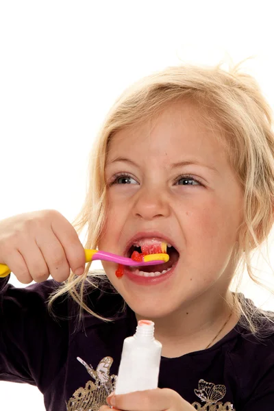 Niño durante el cepillado dental. cepillo de dientes y pasta dental — Foto de Stock
