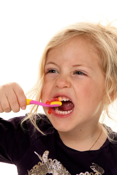 Ребенок во время чистки зубов. зубная щетка и зубная паста — стоковое фото