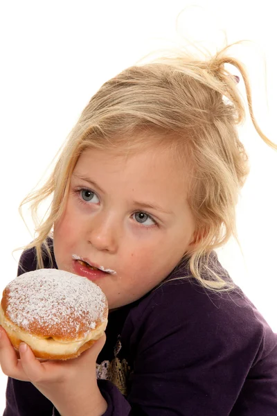 Kind im Karneval mit Krapfen. Donuts — Stockfoto