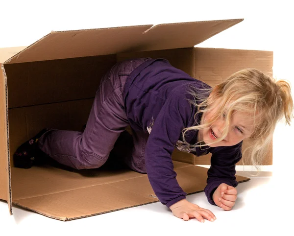 Дитина в коробці для пересування. якщо перехід до коробки . — стокове фото