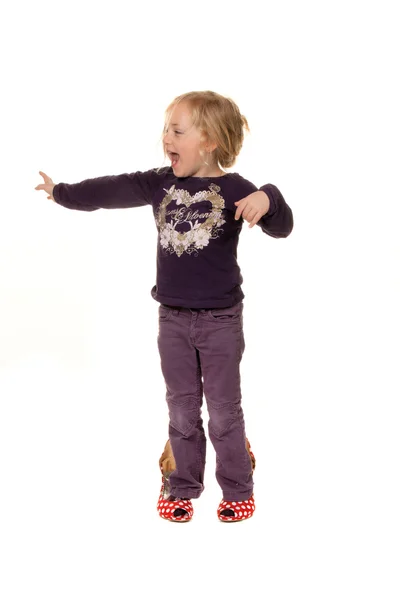 Kinder mit großen Schuhen. Symbol für Wachstum und Zukunft. — Stockfoto