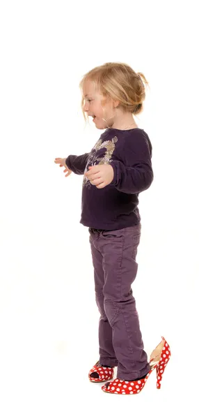 Barn med stora skor. symbol för tillväxt och framtid. — Stockfoto