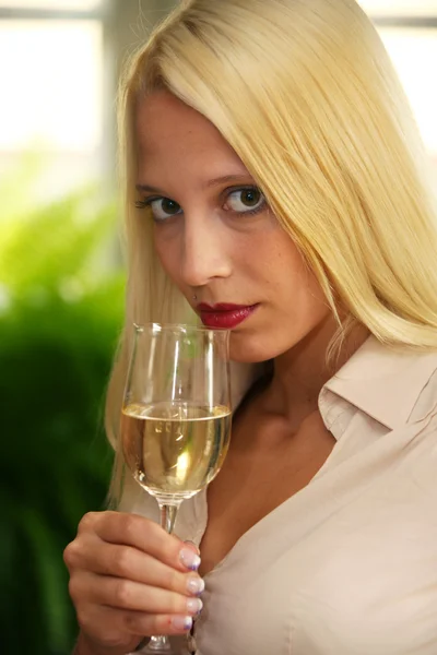 पांढरा वाईन असलेली स्त्री — स्टॉक फोटो, इमेज