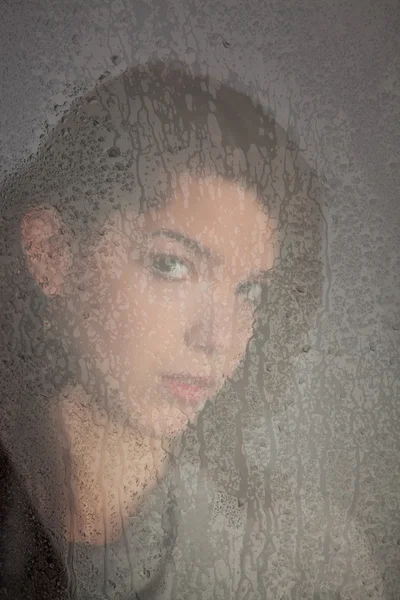 Pensiva menina solitária na janela — Fotografia de Stock