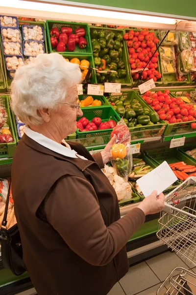Compras seniores de comida no supermercado — Fotografia de Stock