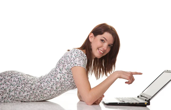 Молодая успешная женщина с ноутбуком смотрит вперед — стоковое фото