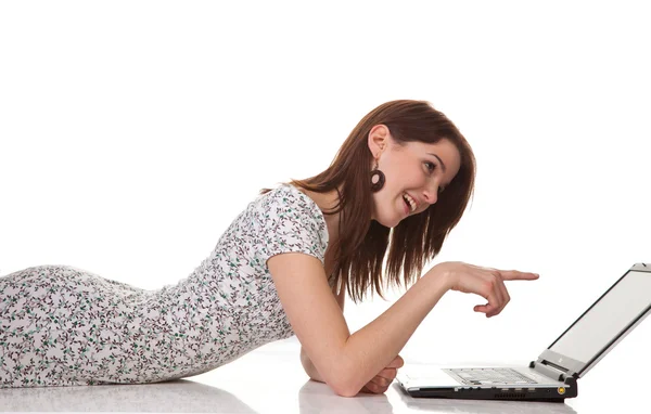 Ung framgångsrik kvinna med en laptop som ser fram emot — Stockfoto