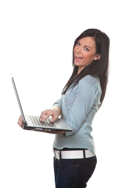 Erfolgreiche junge lächelnde Frau mit Laptop — Stockfoto