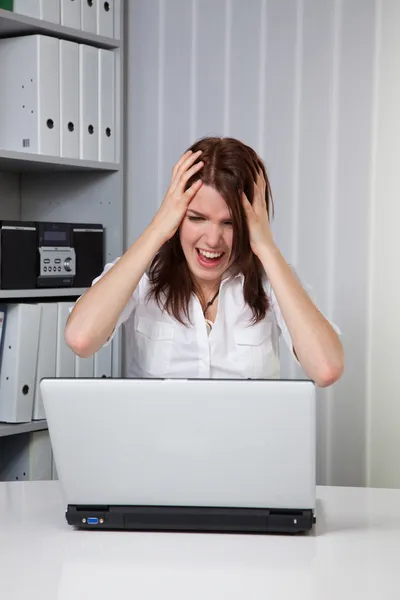 Uma jovem mulher em um computador desesperadoprob — Fotografia de Stock
