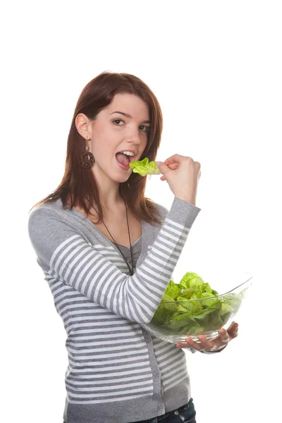 Junge Frau probierte grünen Salat — Stockfoto