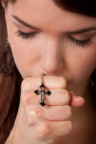 Frau betet mit einem Kreuz — Stockfoto