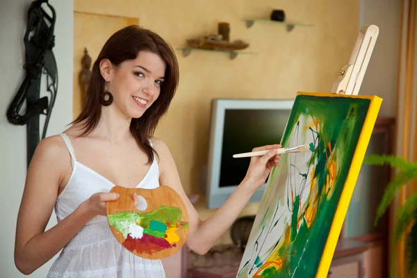 年轻的姑娘在画架上绘画 — 图库照片