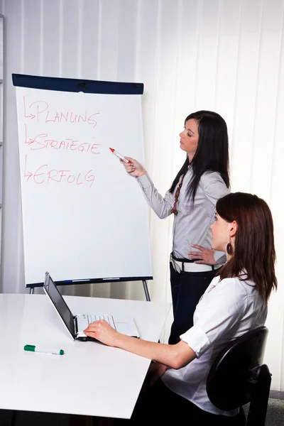 Business coaching dla i przez młodych kobiet — Zdjęcie stockowe