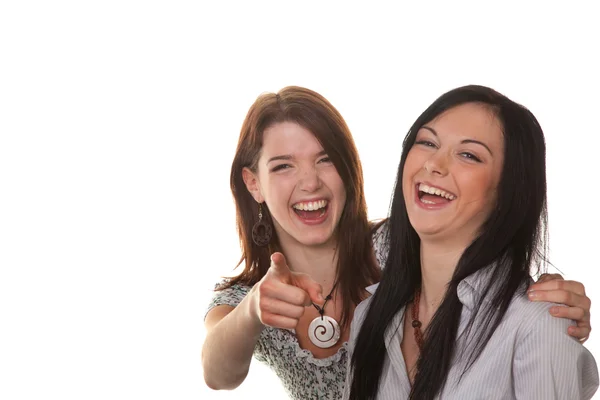 두 젊은 여성이 웃음을 터 뜨 — 스톡 사진