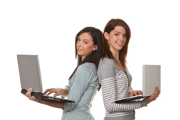 Jovens mulheres sorridentes bem sucedidas com computador portátil — Fotografia de Stock