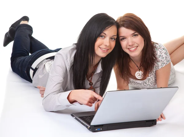 Jovens mulheres estão trabalhando em um laptop — Fotografia de Stock