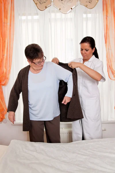 Nurse in elderly care for the elderly in nursing homes — Stock Photo, Image