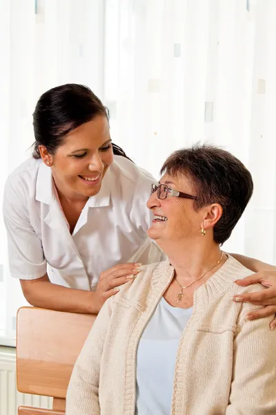 Enfermera en el cuidado de ancianos en hogares de ancianos — Foto de Stock