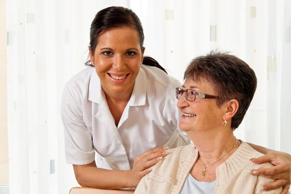 Infermiera nell'assistenza agli anziani nelle case di cura — Foto Stock