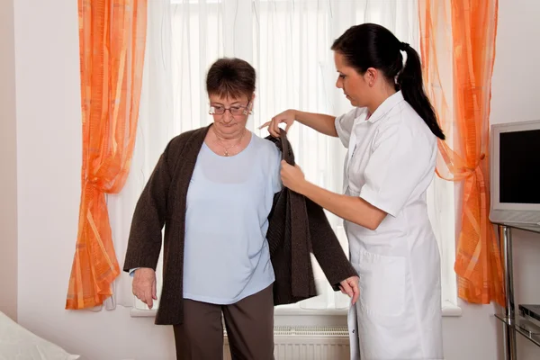 Verpleegkundige in de ouderenzorg voor de ouderen in verpleeghuizen — Stockfoto