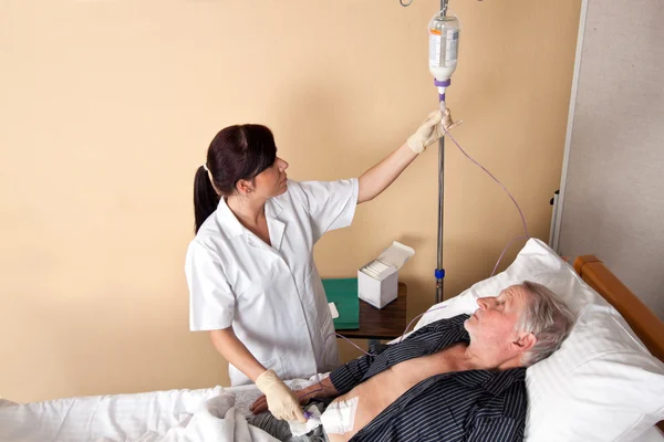Enfermera le da a un paciente una infusión — Foto de Stock