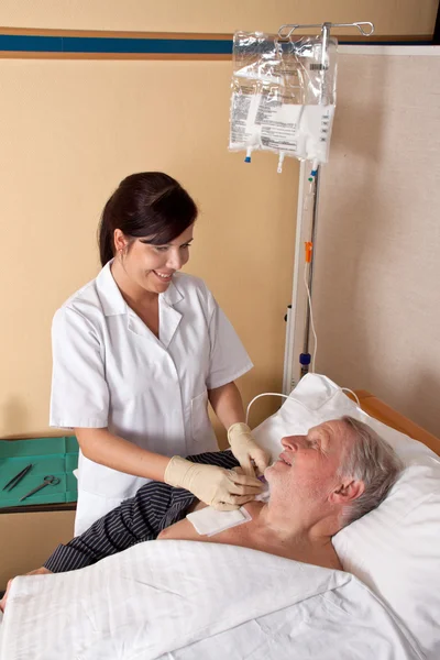 L'infirmière donne une perfusion à un patient — Photo