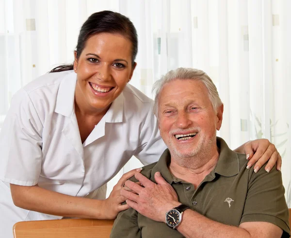 Enfermera en el cuidado de ancianos en hogares de ancianos — Foto de Stock