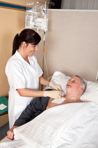 Νοσοκόμα δίνει έναν ασθενή μια έγχυση — Φωτογραφία Αρχείου