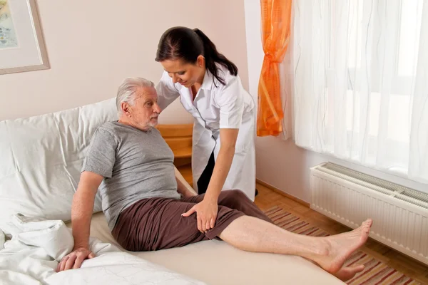 Nurse in elderly care for the elderly — Stock Photo, Image