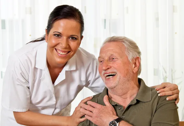 Pielęgniarki w podeszłym wieku opieki dla osób starszych — Zdjęcie stockowe