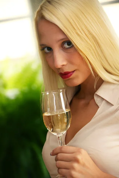 Vrouw met witte wijn Stockfoto