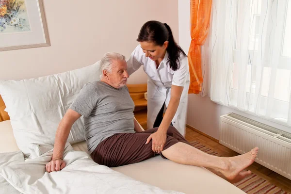 Медсестра в літньому догляді за літніми людьми в будинках престарілих Стокова Картинка