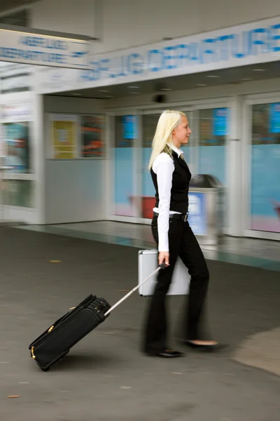 Ξανθιά γυναίκα στο δρόμο προς το αεροδρόμιο κατά την αναχώρηση — Φωτογραφία Αρχείου
