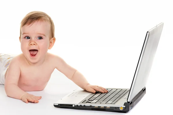 Маленький ребенок с ноутбуком во время игры — стоковое фото