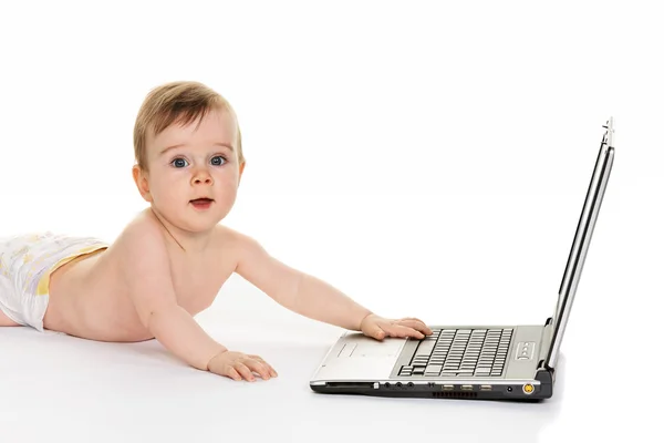 Μικρό παιδί με ένα φορητό υπολογιστή κατά τη διάρκεια του παιχνιδιού — Φωτογραφία Αρχείου