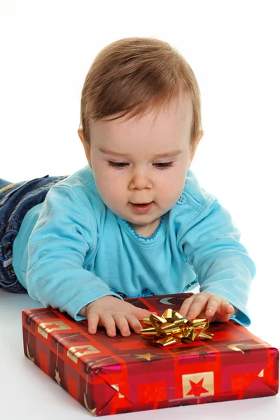 Kleines Kind mit einem Geburtstagsgeschenkpaket — Stockfoto