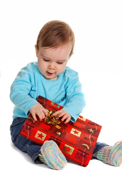 Niño pequeño con un paquete de regalo de cumpleaños — Foto de Stock