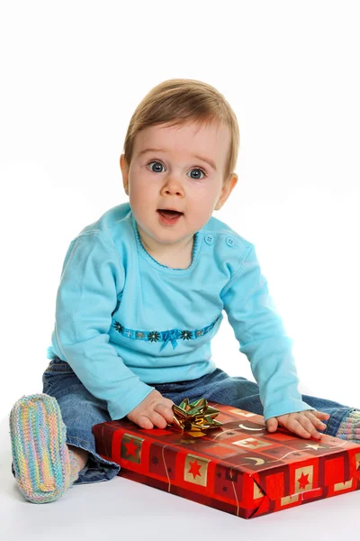 Маленька дитина з подарунковим пакетом на день народження — стокове фото