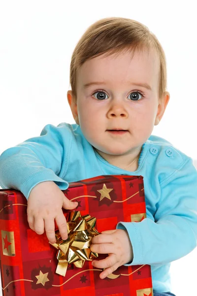 Niño pequeño con un paquete de regalo de cumpleaños —  Fotos de Stock