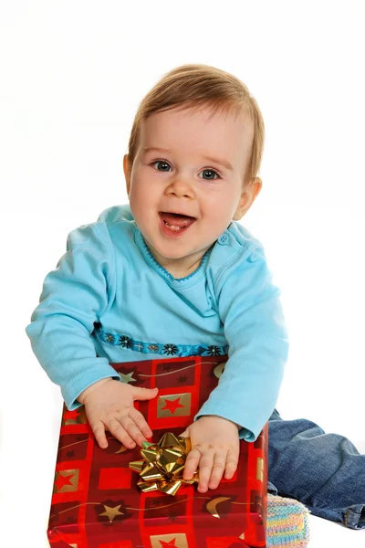 Μικρό παιδί με μια συσκευασία δώρου γενέθλια — Φωτογραφία Αρχείου