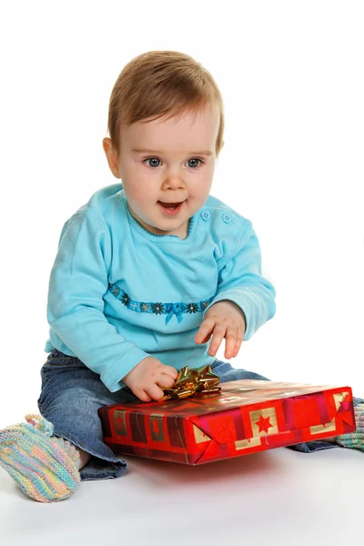 Doğum günü hediye paketi ile küçük çocuk — Stok fotoğraf