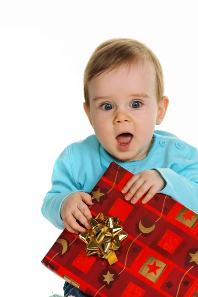 Маленька дитина з подарунковим пакетом на день народження — стокове фото